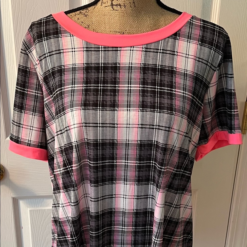 NWT-XL Sew in Love Plaid Short Sleeve Top